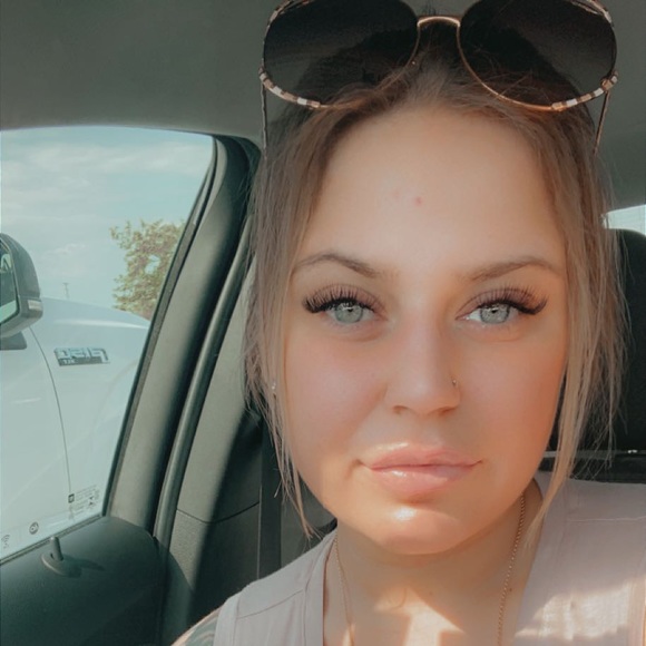 Meet your Posher, Laura - Picture 1 of 1